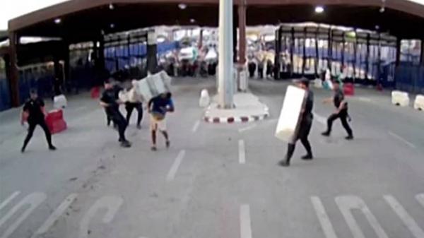 الداخلية الإسبانية تكشف عن معطيات جديدة بخصوص المغربي الذي هاجم رجال شرطة إسبان بسكين بمليلية (فيديو)