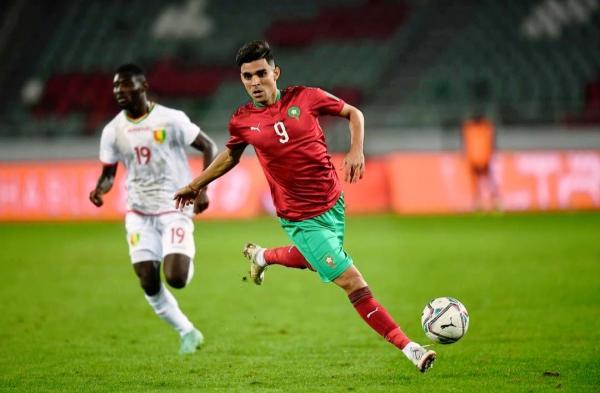 "الفيفا" يصنف اللاعب المغربي "أشرف بنشرقي" ضمن قائمة "عجائب الدنيا السبع"