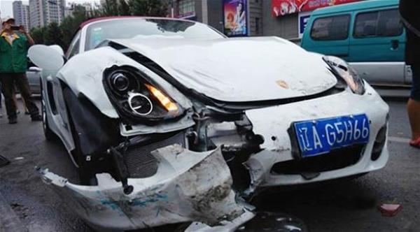 بالصور: صينية تحطم سيارتها البورش بعد ثوان من شرائها
