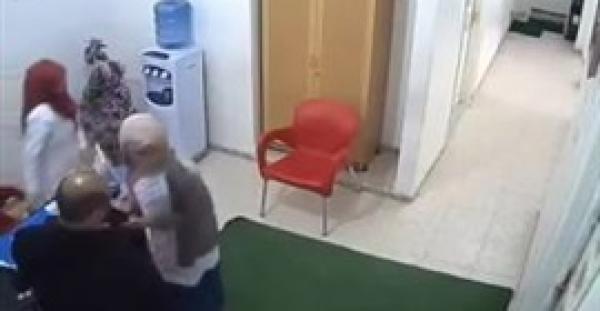 بالفيديو.. لحظة سرقة هاتف ممرضة داخل عيادة