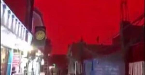 غريب....مشهد مذهل لسماء مدينة عراقية تتحول للون الأحمر (فيديو)