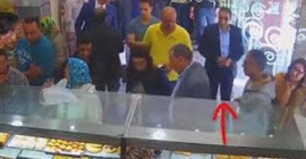 لحظة سرقة لص هاتف محمول من صاحبه في مراكش (فيديو)
