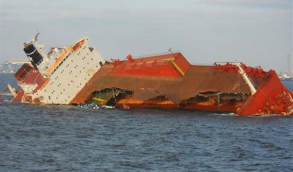 غرق سفينة روسية محملة بالوقود قرب سواحل المغرب