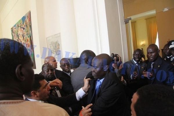 تطوّر جديد في واقعة العراك بين الحرس الخاص بالملك و حراس الرئيس السنغالي