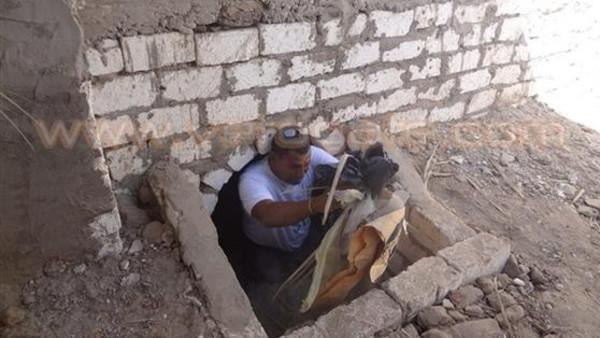 مستشار مصري يفتح قبر والديه وينام بجوارهما