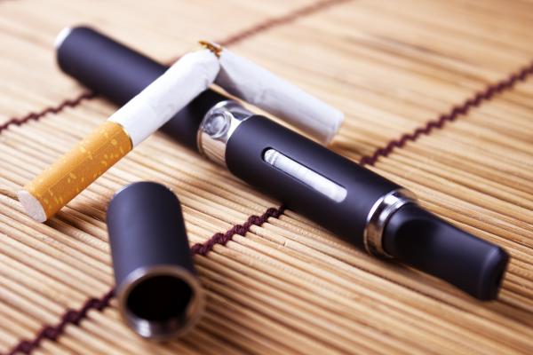 دراسة: السجائر الإلكترونية أقل ضررا بكثير من التدخين العادي