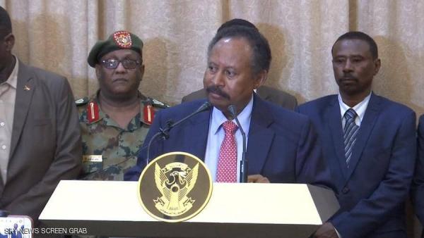 طرده نظام البشير من وظيفة صغيرة وعاد رئيسا للوزراء..من هو رجل المرحلة الجديدة في السودان؟