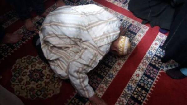 حسن الخاتمة..وفاة أحد المصلين وهو ساجد داخل مسجد بآسفي ومواطنون يقبلون رأسه تبركا به (صور وفيديو)