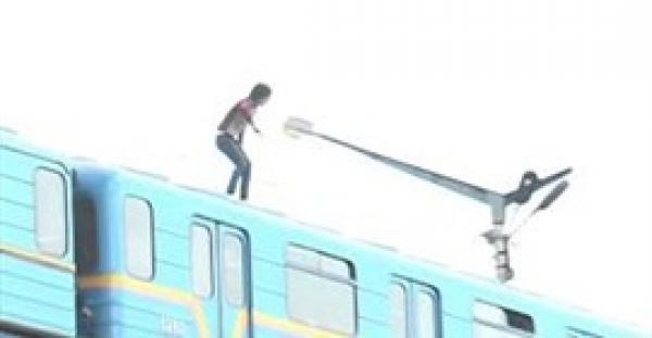 بالفيديو.. أوكراني يقفز من على قطار في النهر لقتل الملل