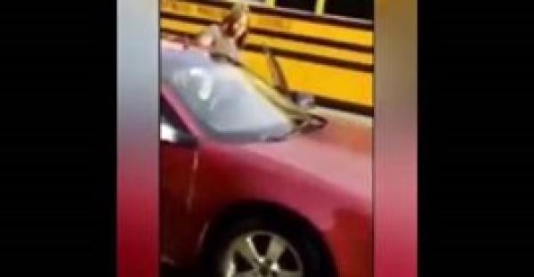 بالفيديو.. امرأة غاضبة تدهس مجموعة من الأشخاص بسيارتها