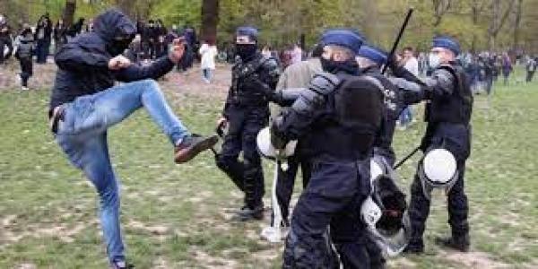 الشرطة البلجيكية تفرق تجمعا لمئات الشباب المناهضين لقيود كورونا