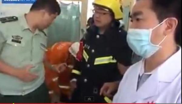 بالفيديو: صيني ينجو بأعجوبة بعد اختراق عصا معدنية رأسه