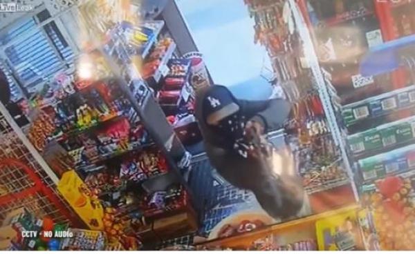 بالفيديو: صبي مسلح يدخل متجراً ليسرقه ويفر من مكنسة