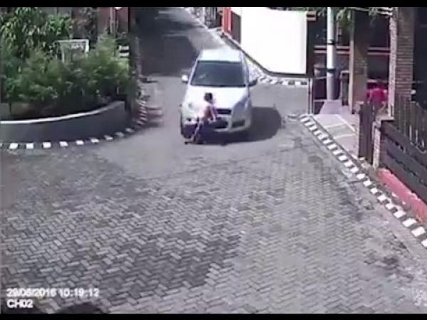 بالفيديو: طفلة تنجو بأعجوبة بعد أن مرت سيارة من فوقها