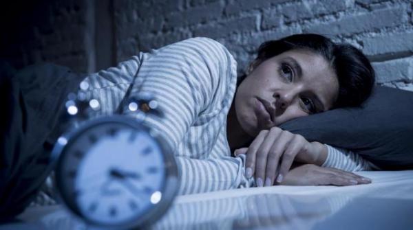 النوم غير الصحي يضعف الذاكرة في منتصف العمر