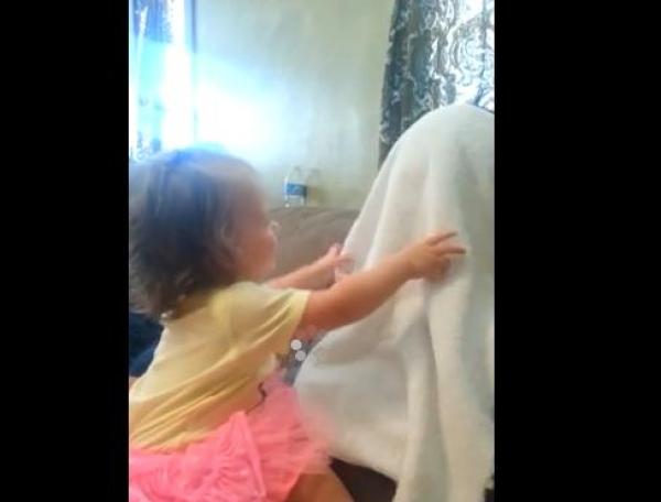 بالفيديو: رد فعل طفلة بعد حلاقة والدها لحيته