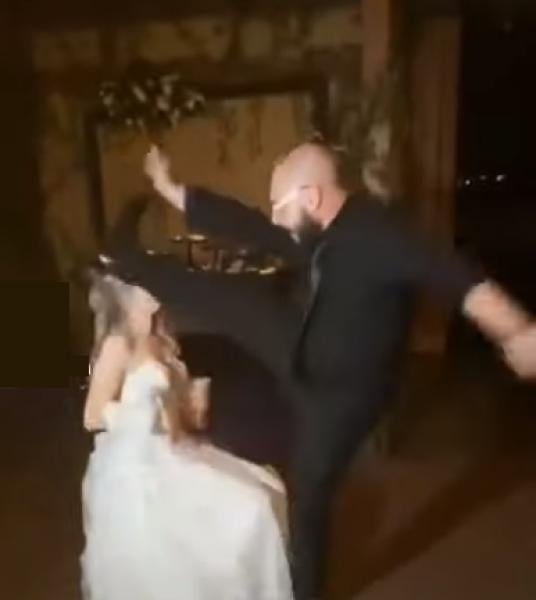 موقف مُحرج لعريس يركل رأس زوجته بالخطأ(فيديو)