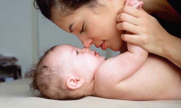 دراسة: الأم تنقل الخوف لأطفالها من خلال الرائحة