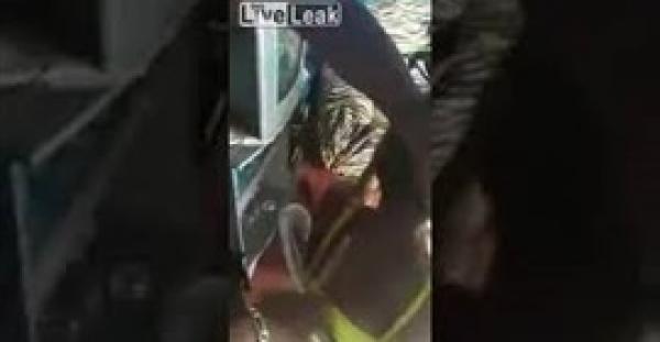 عقاب قاسي لفتاة بعد ضبطها متلبسة بالسرقة (فيديو)