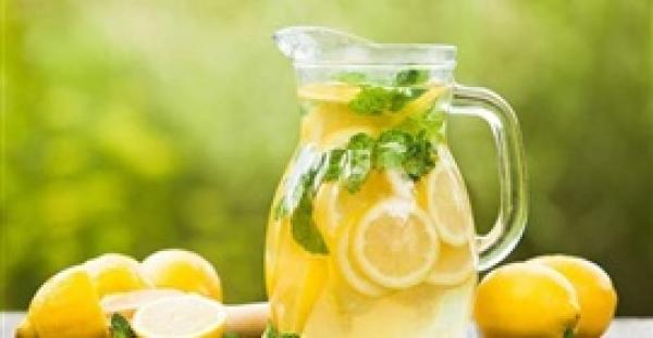 عصير الليمون الدافئ على معدة خالية يحمي البنكرياس والكبد والمعدة