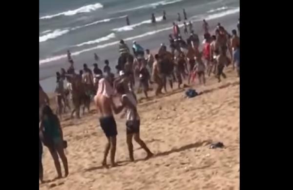 سلطات الصويرة تغلق شاطئا بالحواجز الحديدية بعد توافد الناس إليه (فيديو)