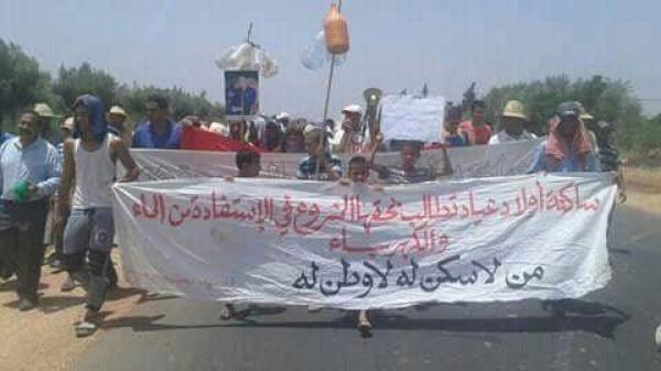مسيرة تقطع مسافة 45 كلم مشيا على الأقدام للمطالبة بالماء والكهرباء والمحتجون يعتصمون أمام ولاية جهة بني ملال (صور)