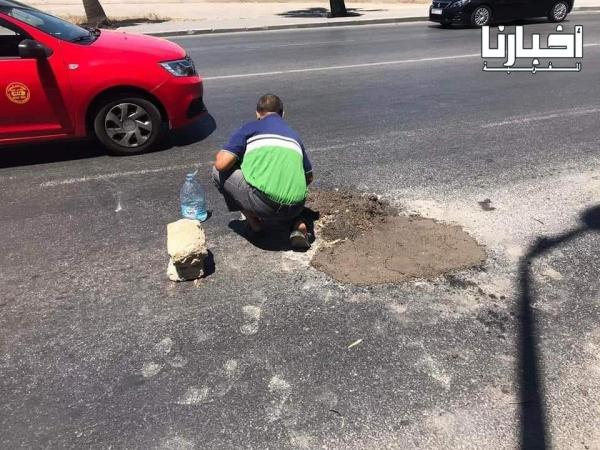 سائق طاكسي بالبيضاء ضاق ذرعا بحفرة في الشارع،فقام بإصلاحها بنفسه