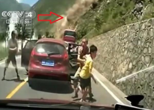 بالفيديو.. مقتل 11 شخصًا وإصابة 30 في انهيار صخور على سيارات بالصين