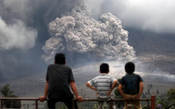 مشهد يحبس الانفاس لبركان هائل ينفث الرماد في روسيا بانتظار "الانفجار"