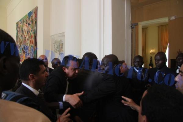 عراك بالأيدي بين الحرس الرئاسي السنغالي و الحرس الملكي (صور)