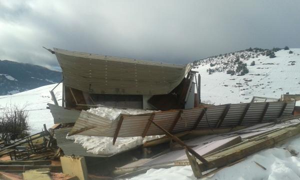 بالصور... الثلوج تتسبب في سقوط سقف قسم بمدرسة بجبال خنيفرة ونداءات لتدخل المسؤولين