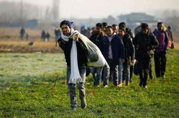 بالصور...آلاف المهاجرين يعبرون من تركيا إلى الاتحاد الأوروبي بمساعدة تركية في فرصة لا تعوض