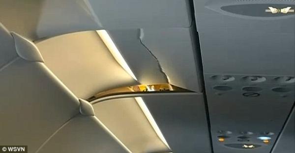 بالفيديو: راكب يهشم سقف طائرة برأسه  بسبب عدم وضعه حزام الأمان