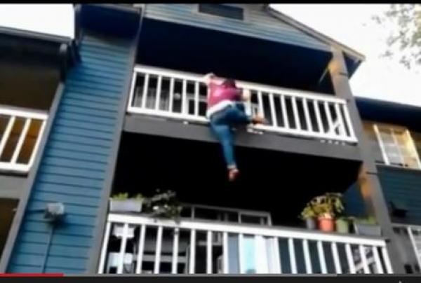 بالفيديو:  تحدت "سبايدر مان"  فسقطت من شرفة منزلها