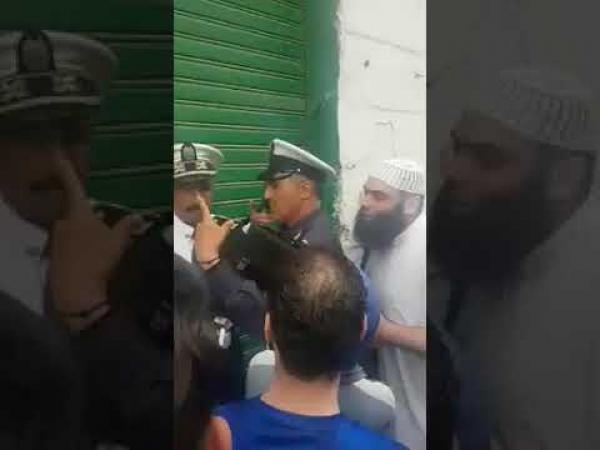 حقيقة محاصرة مواطنين لشرطيين بتطوان بسبب تلقيهم "رشوة" (فيديو)