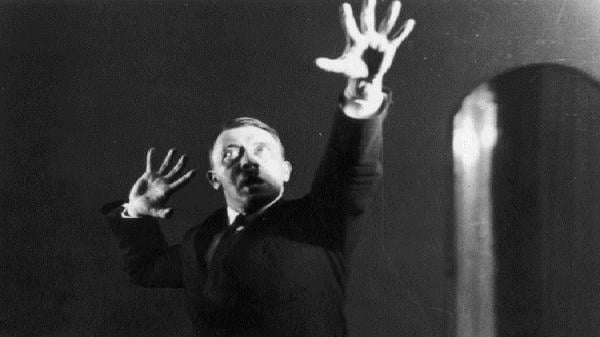 شاهد صور &quot;سرية&quot; لهتلر أخفاها عن الجميع قبل 90 عاما 