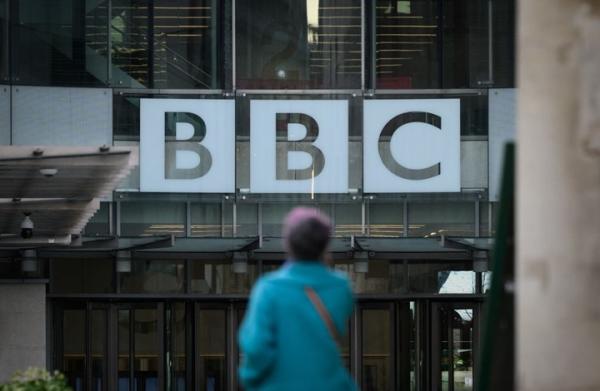 "بي بي سي" تقرر إيقاف البث الإذاعي باللغة العربية وتسرح مئات الموظفين