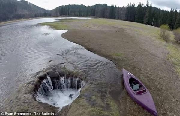 بالفيديو.. حفرة عملاقة تنفجر بوسط بحيرة وتبتلع ماءها