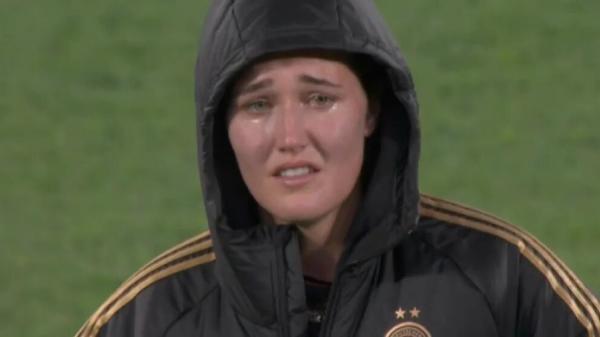 ذهول وبكاء لاعبات المنتخب الألماني بعد الاقصاء..والإعلام المحلي يعلق: الصدمة كانت عظيمة