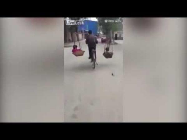 بالفيديو: صيني ينقل طفليه على دراجة بشكل لا يصدق