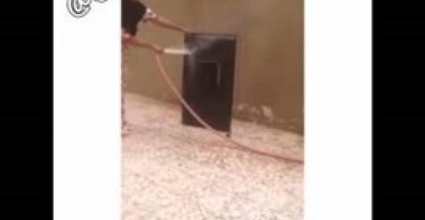 بالفيديو.. خادمة تتفانى في عملها فتغسل شاشة «LCD» بـ«خرطوم مياه»
