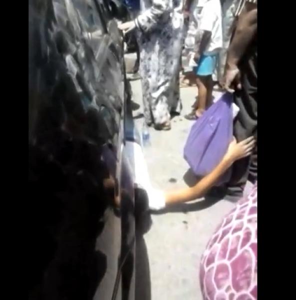 بالفيديو: سابقة.. باعة متجولون ببني ملال يلقون بأنفسهم تحت سيارة القائد في محاولة انتحارية