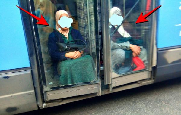 صيد الكاميرا: حافلة أم "سجن متنقل" .. صورة تختزل معاناة البيضاويين مع "أزمة النقل"