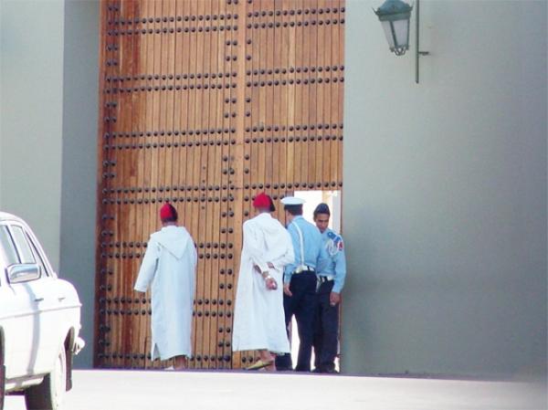 الملك محمد السادس يعيد عناصر الدرك الملكي لحراسة قصوره