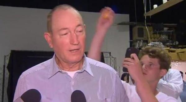 موقف رائع من الفتى الذي كسر بيضة على رأس السيناتور صاحب التصريح العنصري عقب مذبحة نيوزيلندا (فيديو)