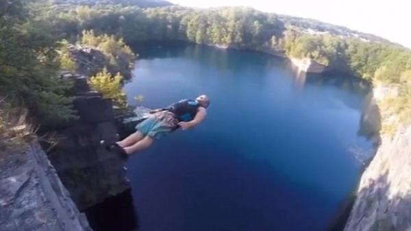بالفيديو: مغامر ينفذ قفزة أسطورية من فوق جرف صخري