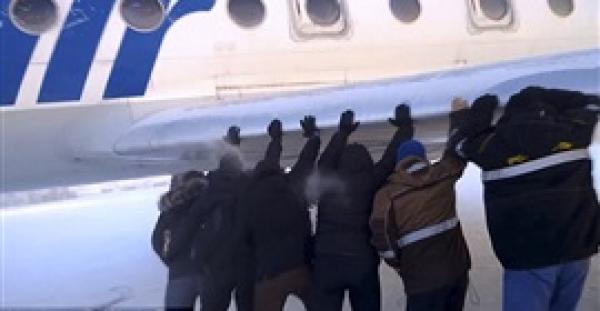 بالفيديو.. مسافرون يدفعون طائرتهم بعد تعطل محركها بسبب برودة الطقس