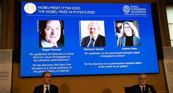 منح جائزة نوبل للفيزياء لثلاثة خبراء في مجال "الثقوب السوداء"