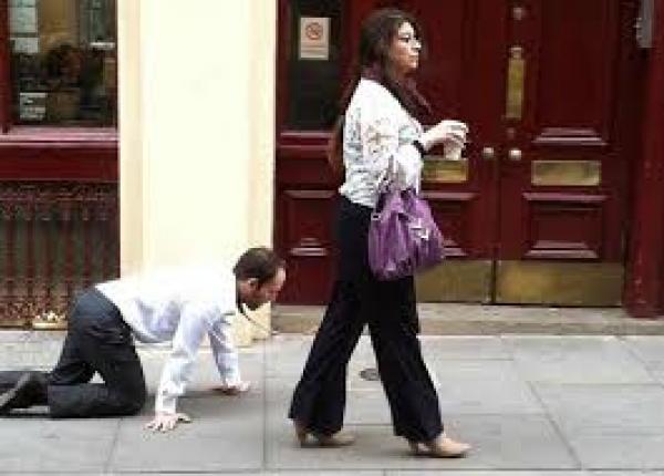 وأخيرا انكشف سر المرأة التي تجر رجلا مربوطا بسلسلة في شوارع لندن