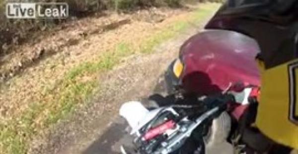 بالفيديو.. سائق دراجة نارية ينجو من حادث تصادم مروع في آخر لحظة